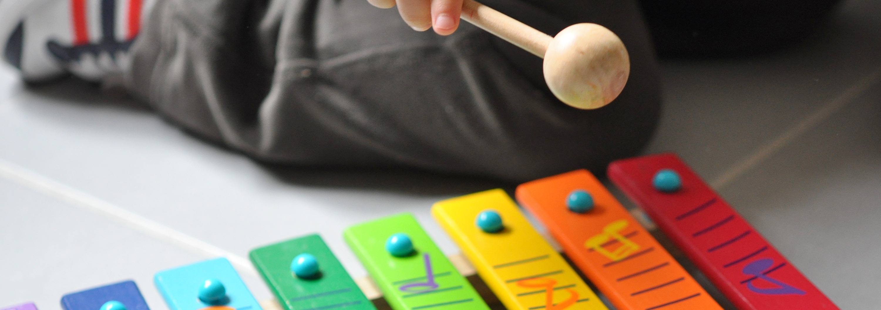 Les Enfants Jouent Différents Instruments De Musique