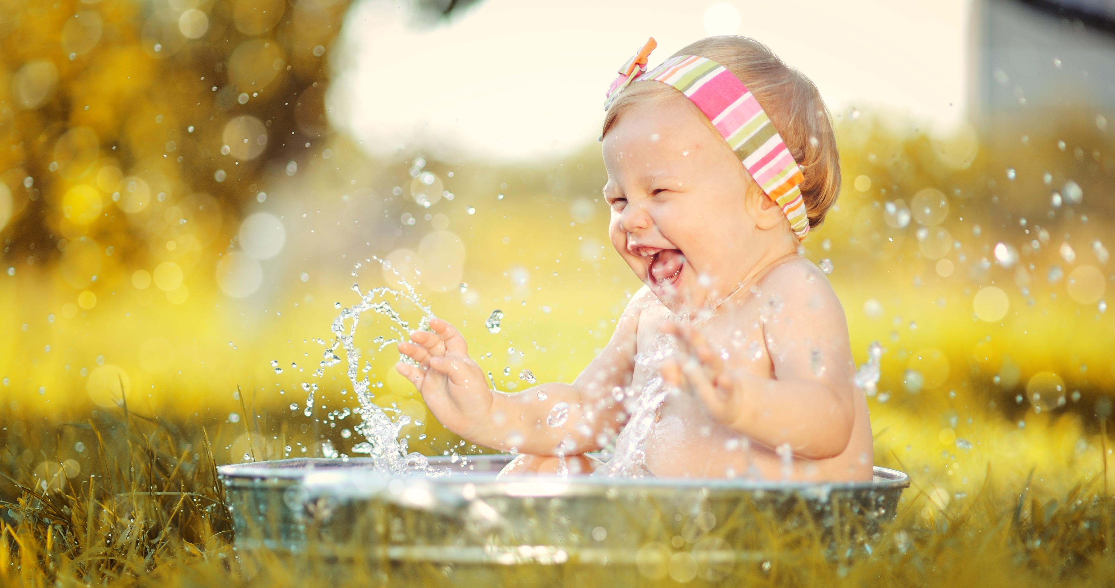 Jouer avec l'eau : pourquoi les petits adorent
