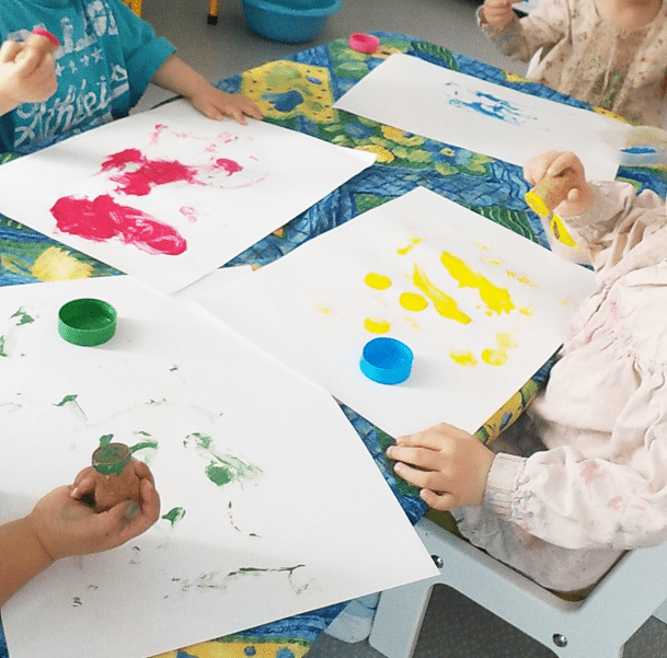 Peindre dans une boîte: une activité peinture pour bébé propre