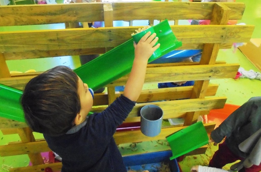 Transvasement aquatique : une activité pour les enfants de 2 ans • Petit  Sioux