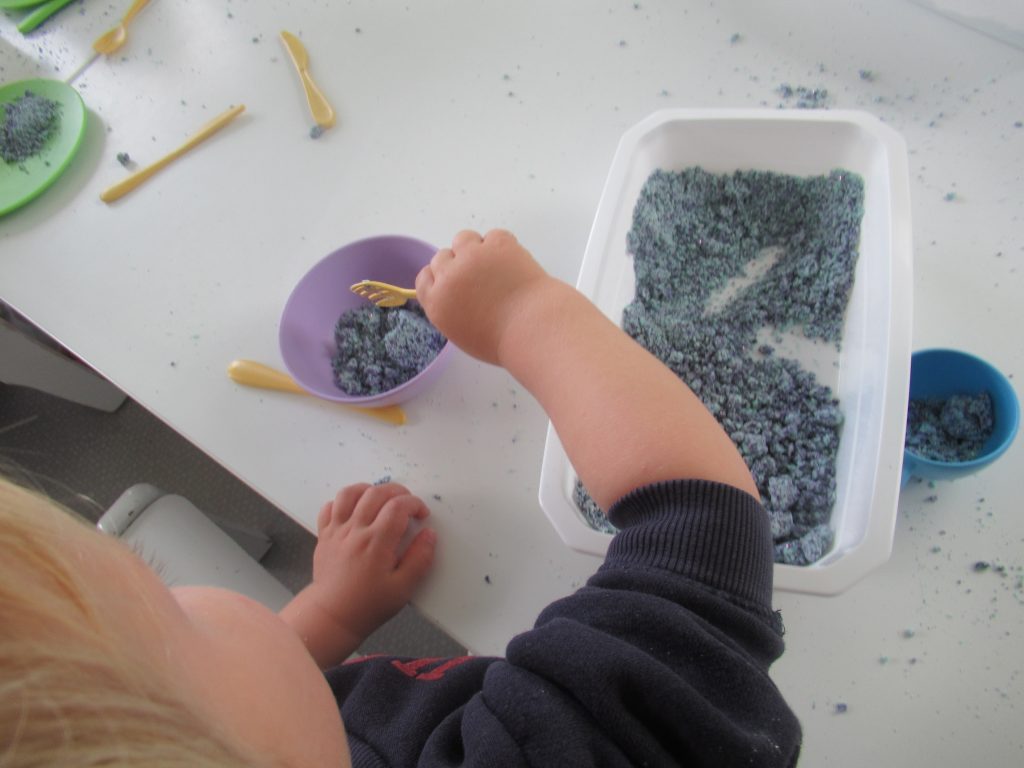 Micro-crèche Kids&Cie Patati - [Recette de sable magique maison] Très  simple à réaliser, avec des ingrédients qui se trouvent dans vos placards  😉 A vos expériences !