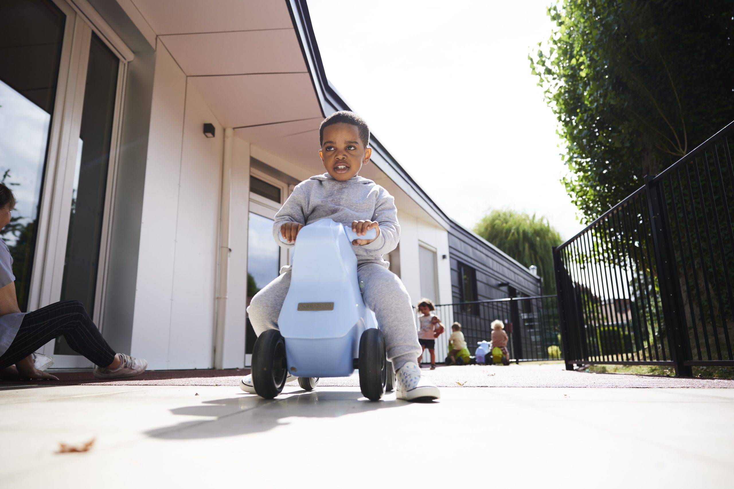 enfant qui jour dans le jardin d'une crèche, rigolo comme la vie
