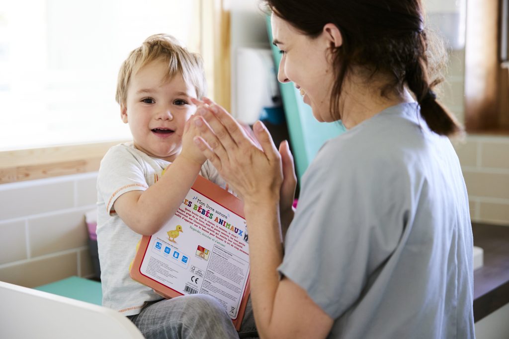 Professionnel de la petite enfance avec un enfant, Rigolo Comme La Vie