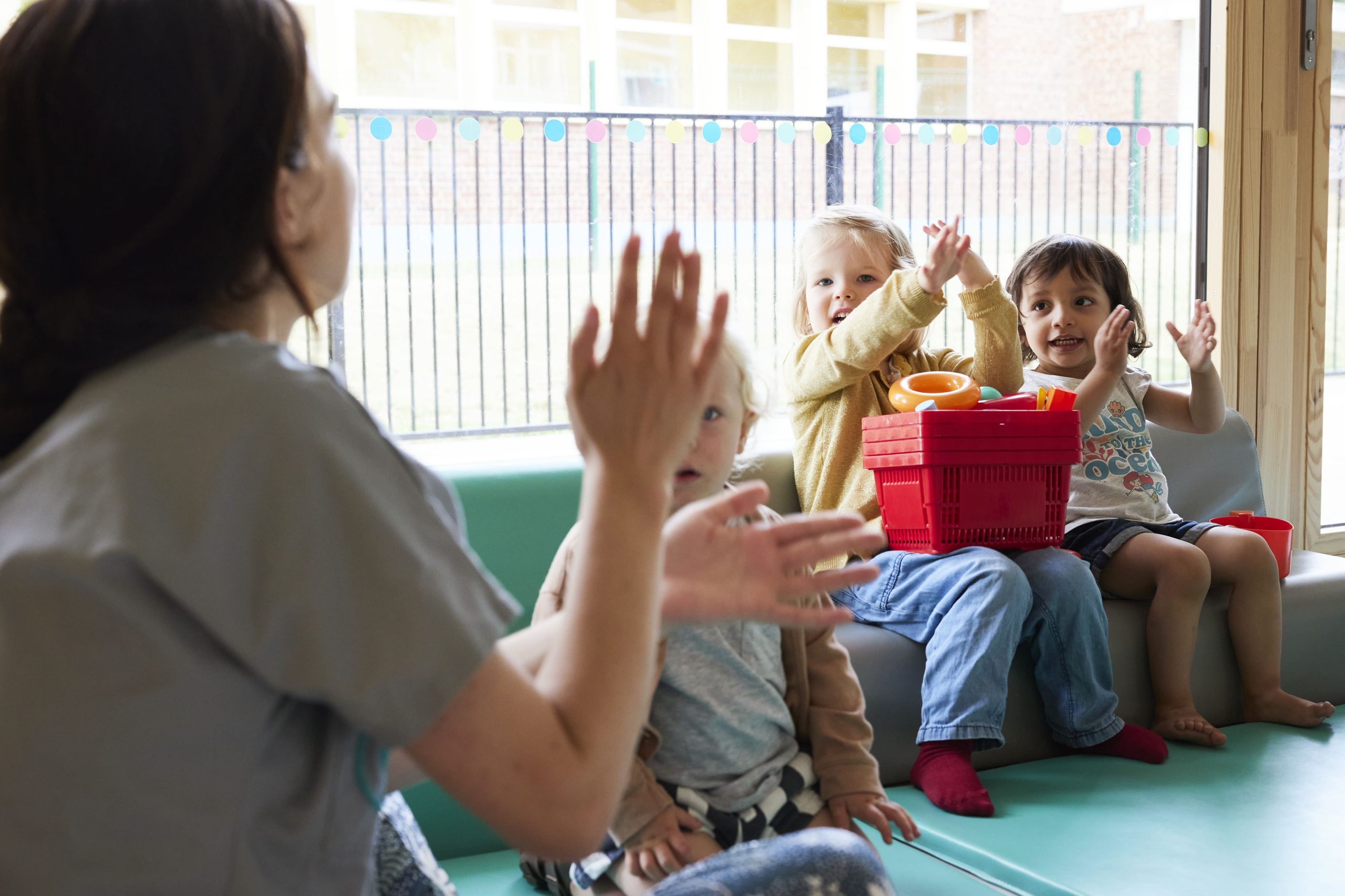 Pros et enfants dans une crèche Rigolo Comme La Vie