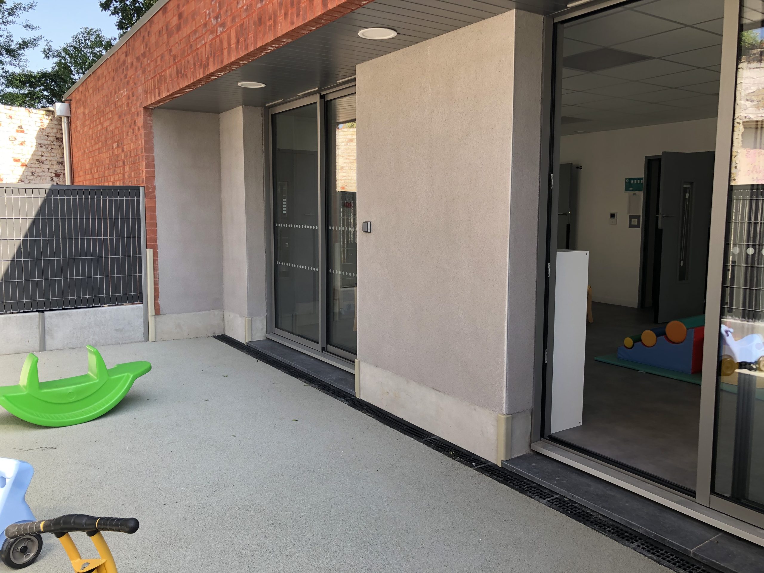 Jardin de la micro-crèche Rigolo Comme La Vie à Templeuve