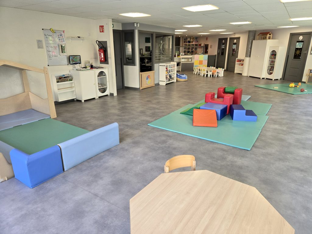 Salle de vie dans la crèche Roubaix Léon Marlot