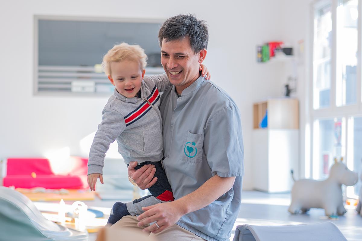 un adulte et un professionnel chez Rigolo Comme La Vie
