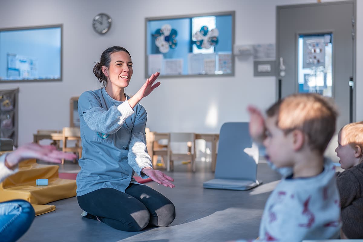 temps de comptines signées en crèche