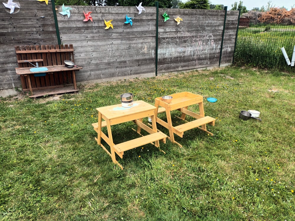 table d'activité dans le jardin de la micro-crèche de Moncheaux
