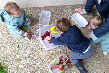 enfants qui jouent avec la nature