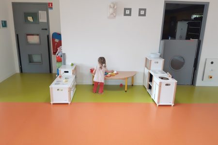 Enfant qui joue dans la crèche à Lallaing