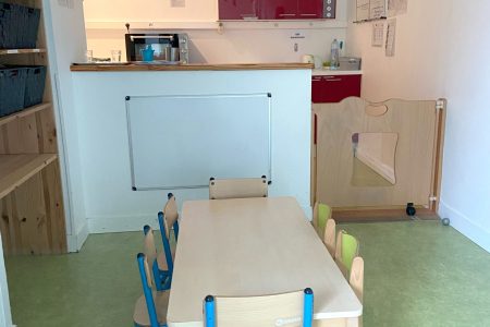 Espace repas dans la micro-crèche Rigolo Comme La Vie à Coutiches