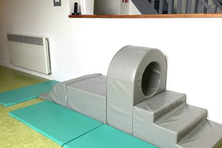 Parcours de motricité dans la micro-crèche Rigolo Comme La Vie à Coutiches