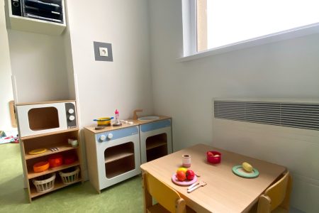 Jeux cuisine dans la micro-crèche à Coutiches