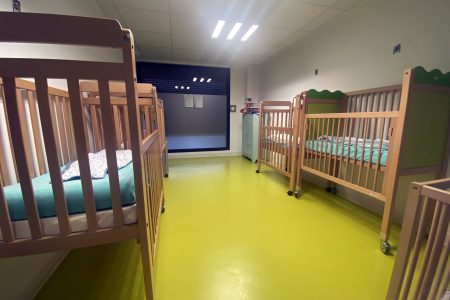 Dortoir des bébés dans la crèche de Hem rue des Ecoles