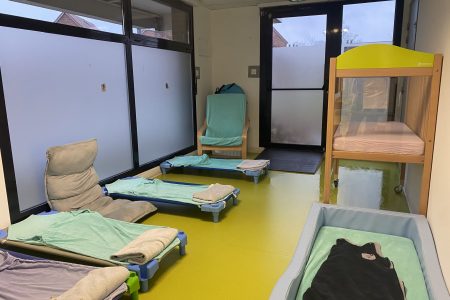 Dortoir des grands dans la crèche de Hem rue des Ecoles