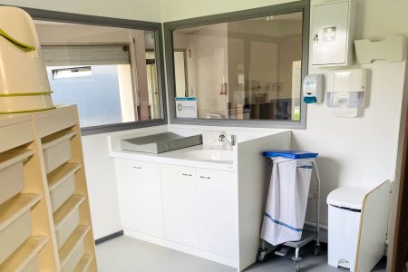salle de change dans la crèche à Bédée