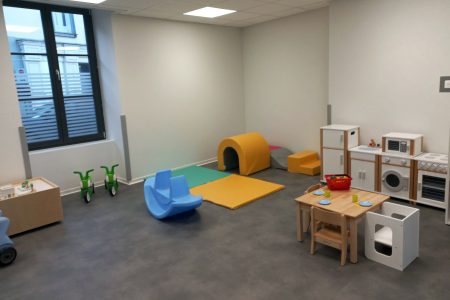 Salle de vie dans la micro-crèche à Janzé