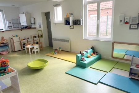 Espace de jeu lumineux dans la micro-crèche de Moncheaux