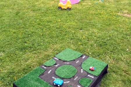 table de jeu dans le jardin de la micro-crèche de Moncheaux