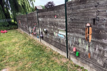 mur sensoriel dans le jardin de la micro-crèche de Moncheaux