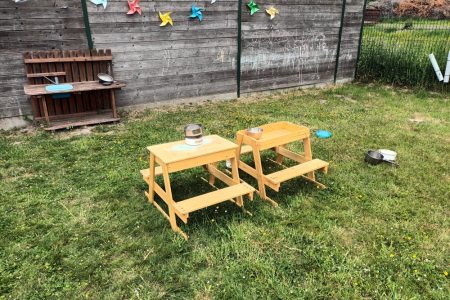 table d'activité dans le jardin de la micro-crèche de Moncheaux