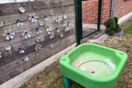 espace de jeux extérieurs dans le jardin de la micro-crèche de Moncheaux