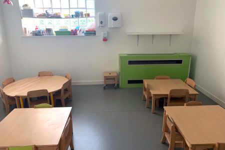 tables dans la crèche à Mons en Baroeul