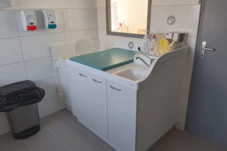 Table de change dans la micro-crèche à Remaucourt