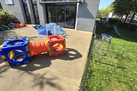 Jeux sur la terrasse dans la crèche Roubaix Léon Marlot