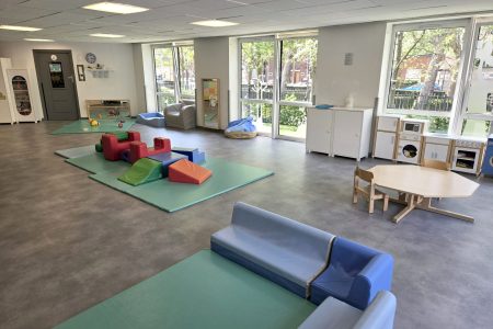 Parcours moteur dans la salle d'activités de la crèche Roubaix Léon Marlot