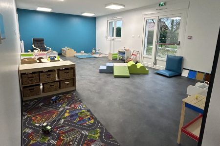 Salle de vie dans la micro-crèche à Vendeuil, Rigolo Comme la Vie