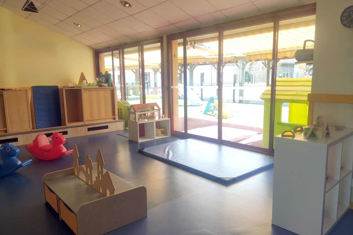 Salle de vie dans la crèche à Vitré