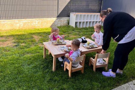 les enfants mangent dans le jardin