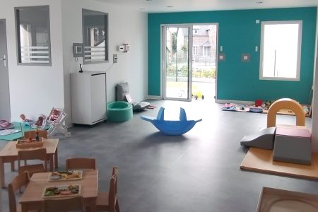 Salle de vie de la micro-crèche à Bais