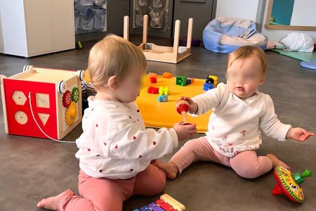 2 enfants jouent ensemble