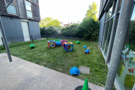 jardin et jeux extérieurs de la crèche de Roubaix rue Neuve