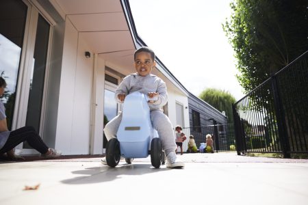 enfant qui jour dans le jardin d'une crèche, rigolo comme la vie