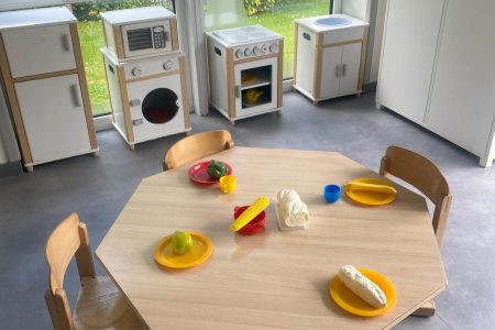 Table et dinette dans la crèche Rigolo Comme La Vie à Roubaix, Léon Marlot