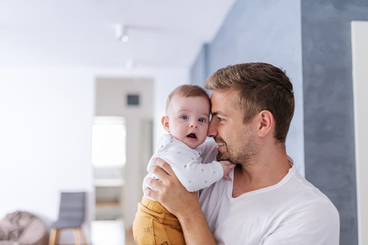 l'adulte deviendra parent à travers son enfant