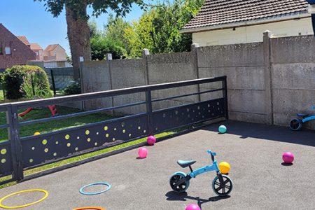 Cour dans la micro-crèche à Hem