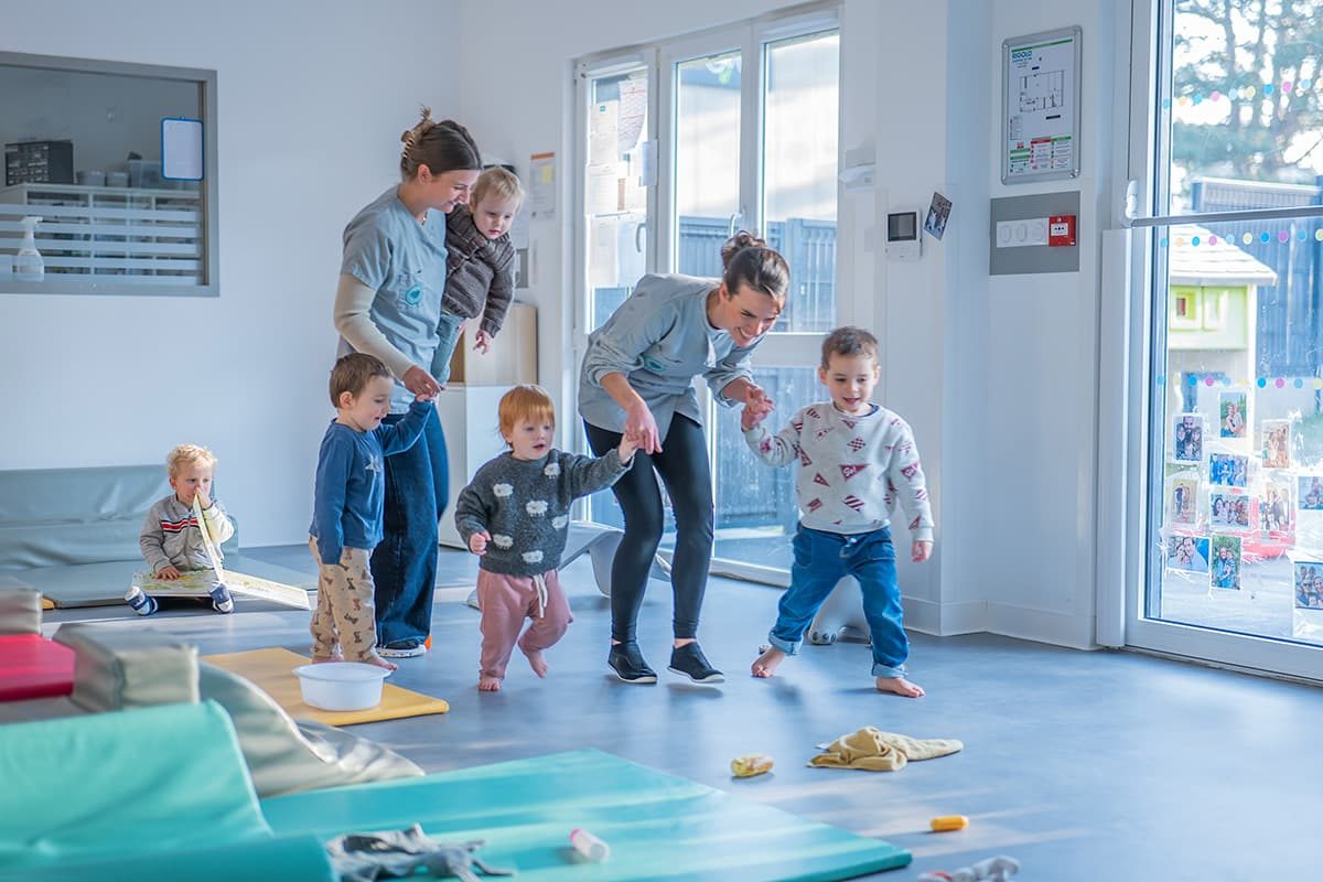 s'amuser en groupe au sein d'une crèche