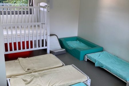 lits dans la crèche à croix